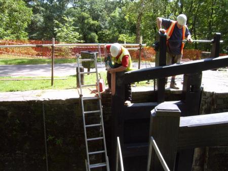 Engineer planing the seal on the mitre of the bottom gate. Engineer planing the seal on the mitre of the bottom gate.