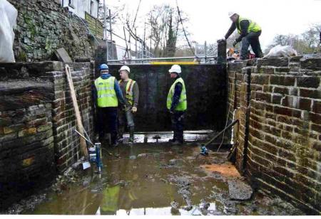 Installation of the top gate