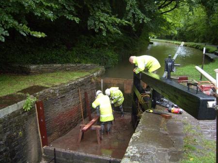 Lock gate renew-Resolven. Fitting top gate cill seal.