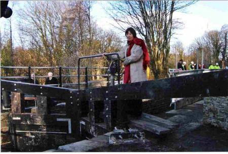 Val Lloyd AM opens lock Val Lloyd AM opens lock