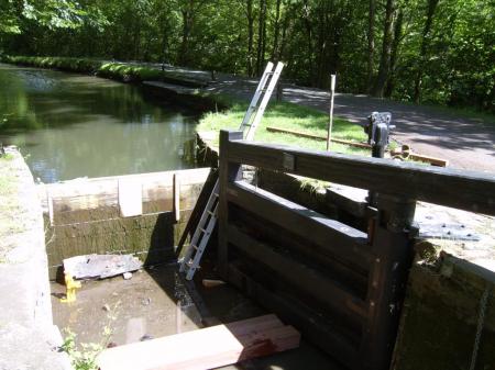 Top gate fitted - stop boards in the background - water level lowered Top gate fitted - stop boards in the background - water level lowered