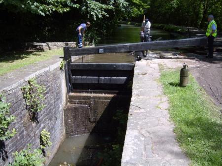 Lock gate renew-Resolven. Removal of the stop boards.