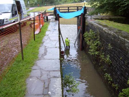 Lock gate renew-Resolven. Flooding continues