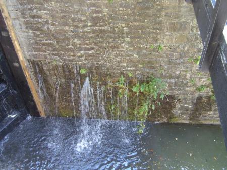 Lock gate renew-Resolven. Leaks through stonework outside lock chamber.