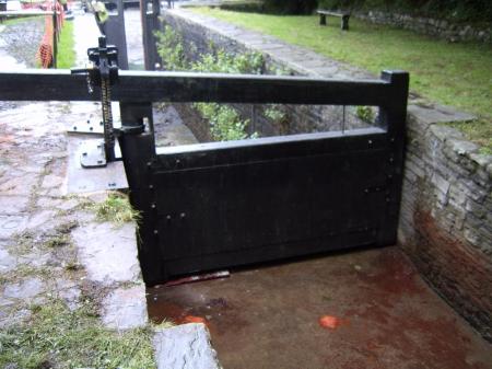 Lock gate renew-Resolven. Top gate completed. Wood under gate at heel post to prevent side of bearing taking thrust. Lock gate renew-Resolven. Top gate completed. Wood under gate at heel post to prevent side of bearing taking thrust.