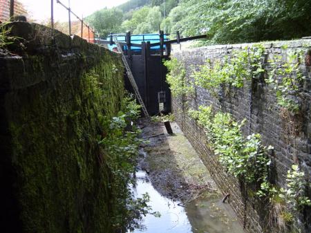 Lock gate renew-Resolven. Lock chamber from top gate cill