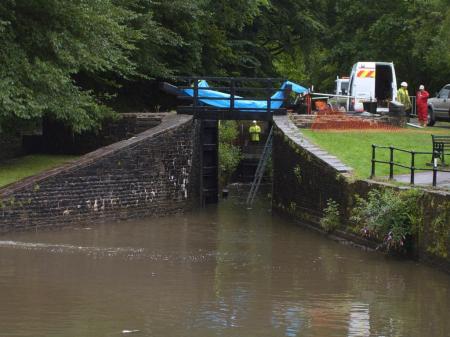 Lock gate renew-Resolven. Thursday, heavy rain and flooding. Lock gate renew-Resolven. Thursday, heavy rain and flooding.